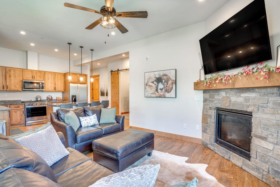 Living Room | Gas Fireplace | Smart TV | Queen Sleeper Sofa | Central Heating