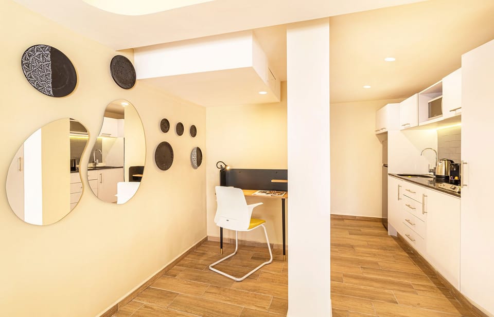 El mobiliario, la decoración y los servicios pueden variar ligeramente.