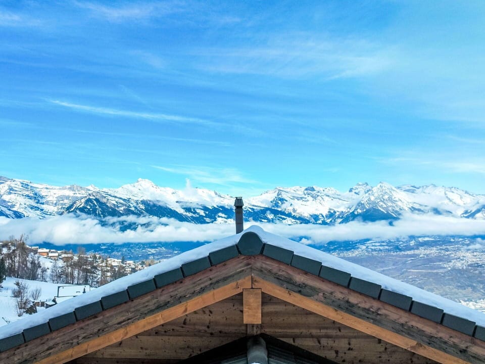 Cloud, Sky, Snow, Mountain, Building, Azure, Slope, Natural Landscape, Highland, Freezing