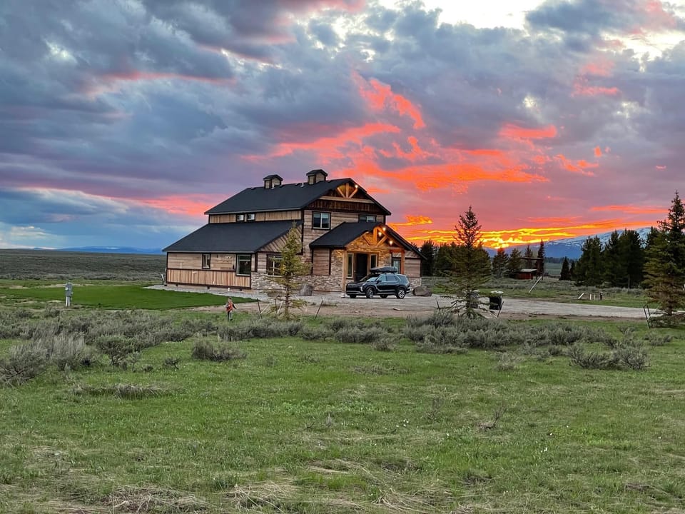 Kings Retreat ~ ample parking for the group! And just look at that sunset!