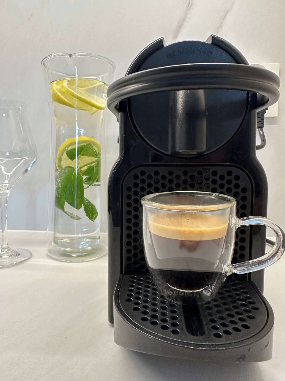 The coffee machine with a ready cappuccino promises a pleasant morning and a moment of aromatic indulgence.