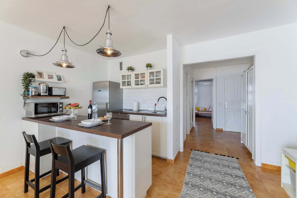 Cocina completa y vista general del alojamiento  en Bayside Teguisol 258 perfecto para familias