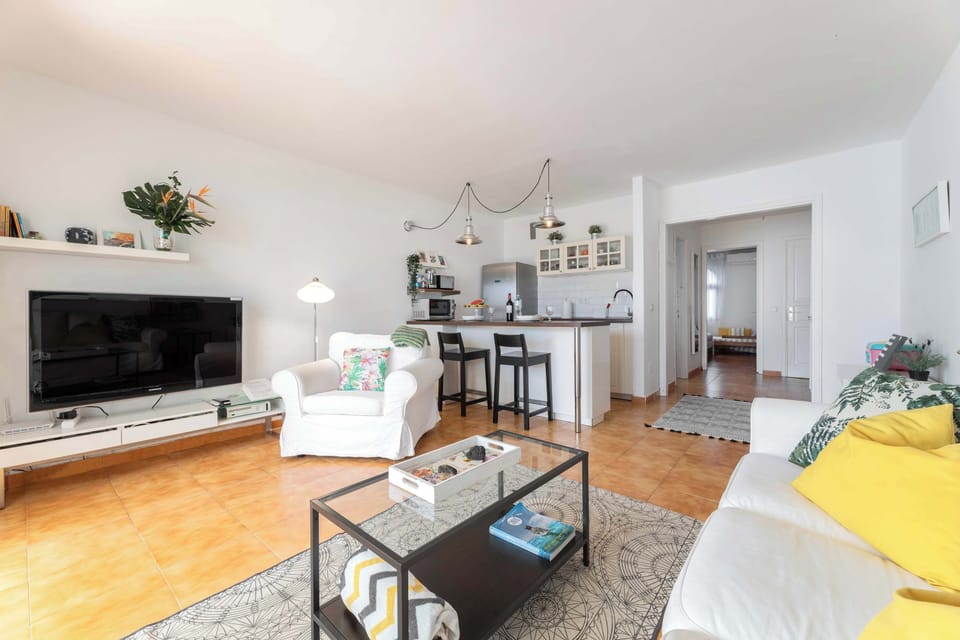 Sala de Estar junto a la cocina y vista general del alojamiento en Bayside Teguisol 258 perfecto para familias