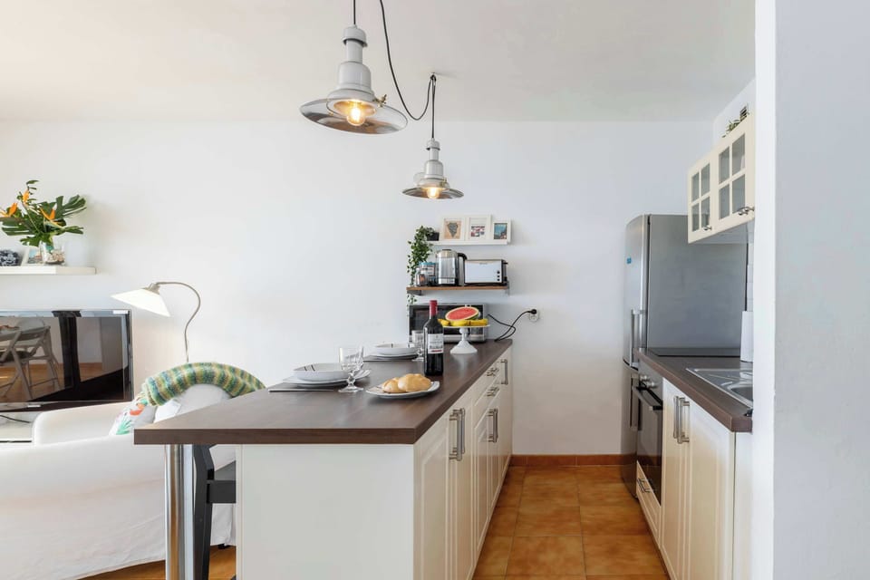 Cocina junto a la sala de estar en Bayside Teguisol 258 perfecto para familias