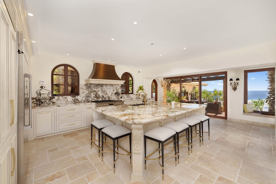 Fully equipped kitchen with bar seating