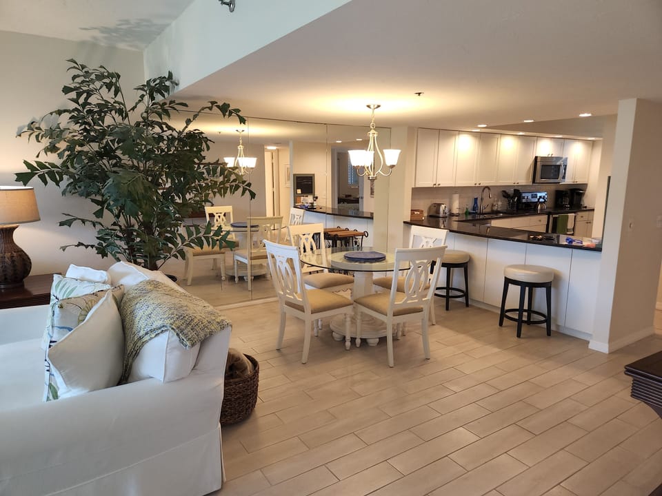Beachplace 3-104 dining area