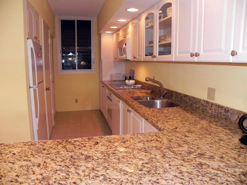 Beachplace 6-503 kitchen