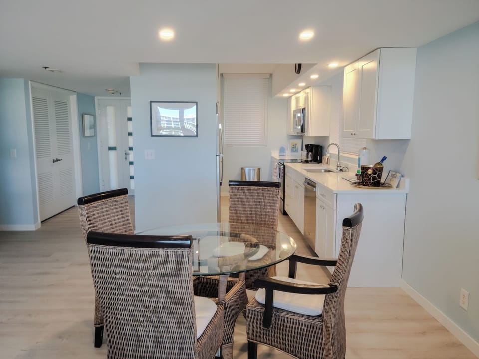 Beachplace 6-501 dining area