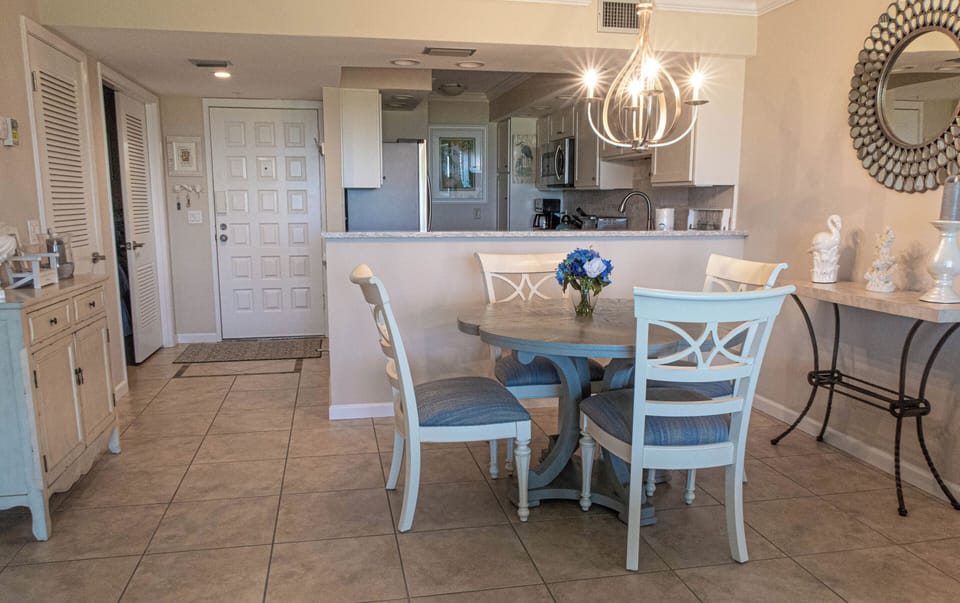 Seaplace G4-309 dining area