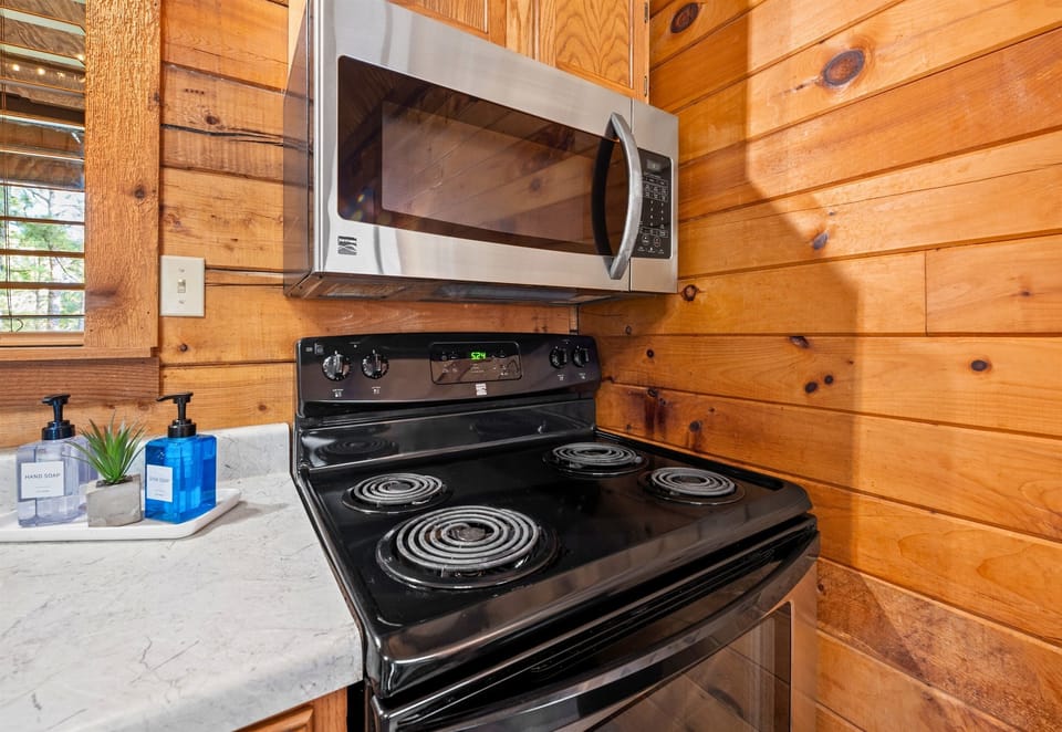 Cook up a storm with this well-appointed kitchen, complete with modern appliances and all the essentials.