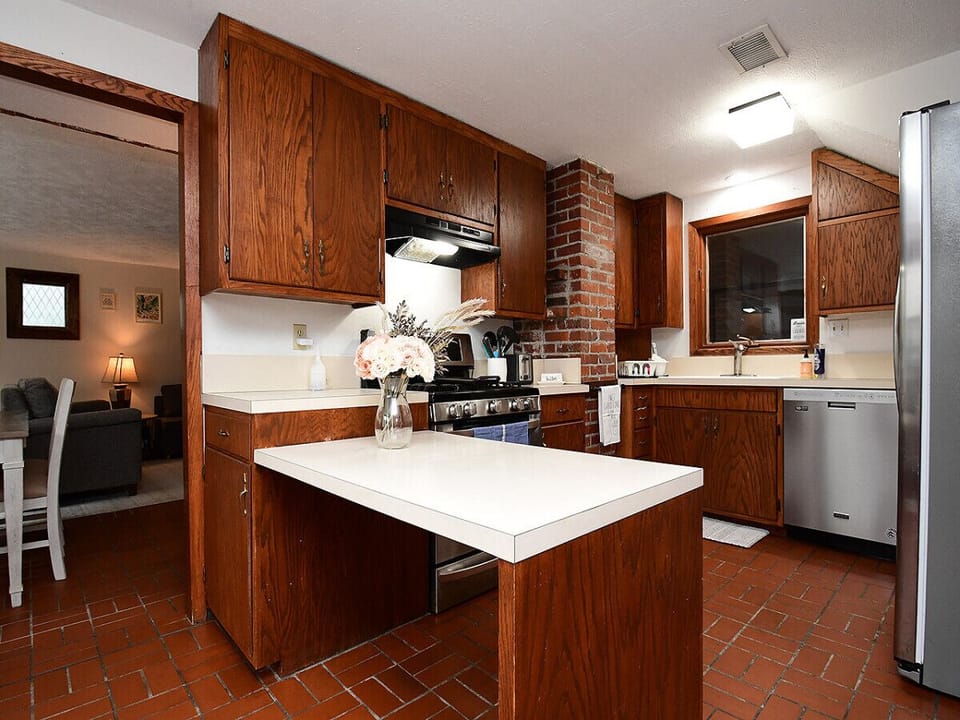 Full Kitchen includes dishwasher, full fridge, pantry and professional gas range