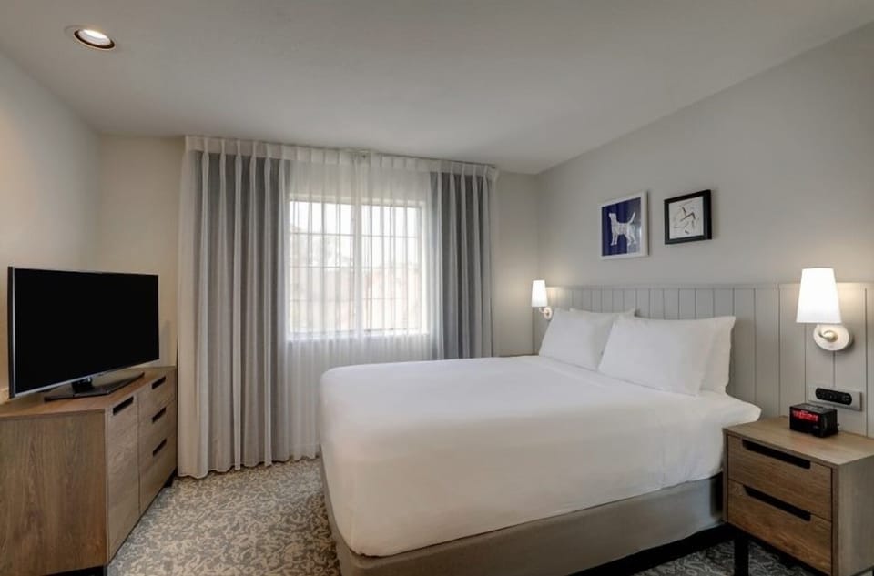 Unit with 2 Queen Beds in separate rooms