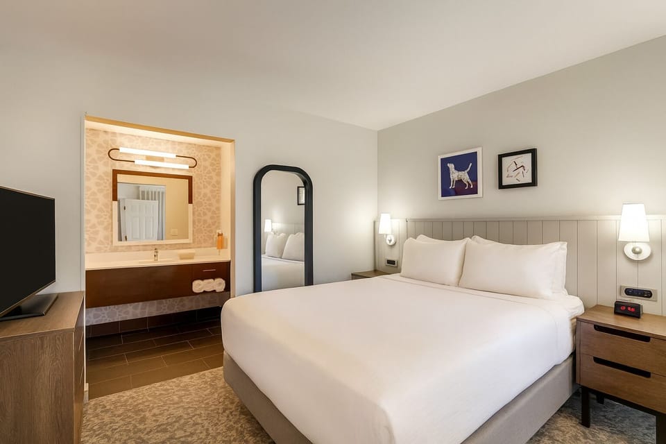 Unit with 2 Queen Beds in separate rooms