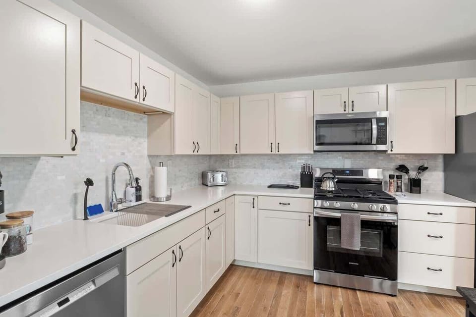 We ensure that this well-stocked kitchen has everything you need.