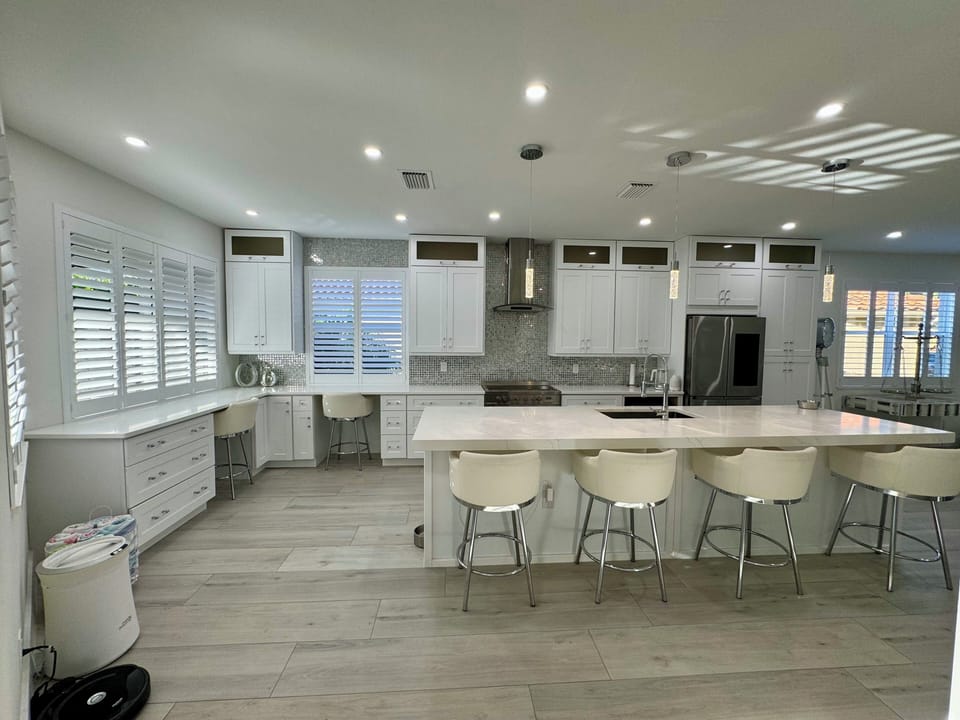 Extended Island with plenty of seating