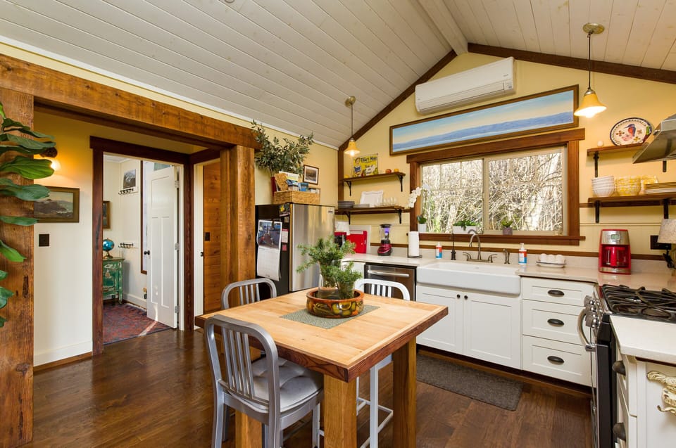 The full kitchen has all the basic essentials you'll need to prepare delicious meals.