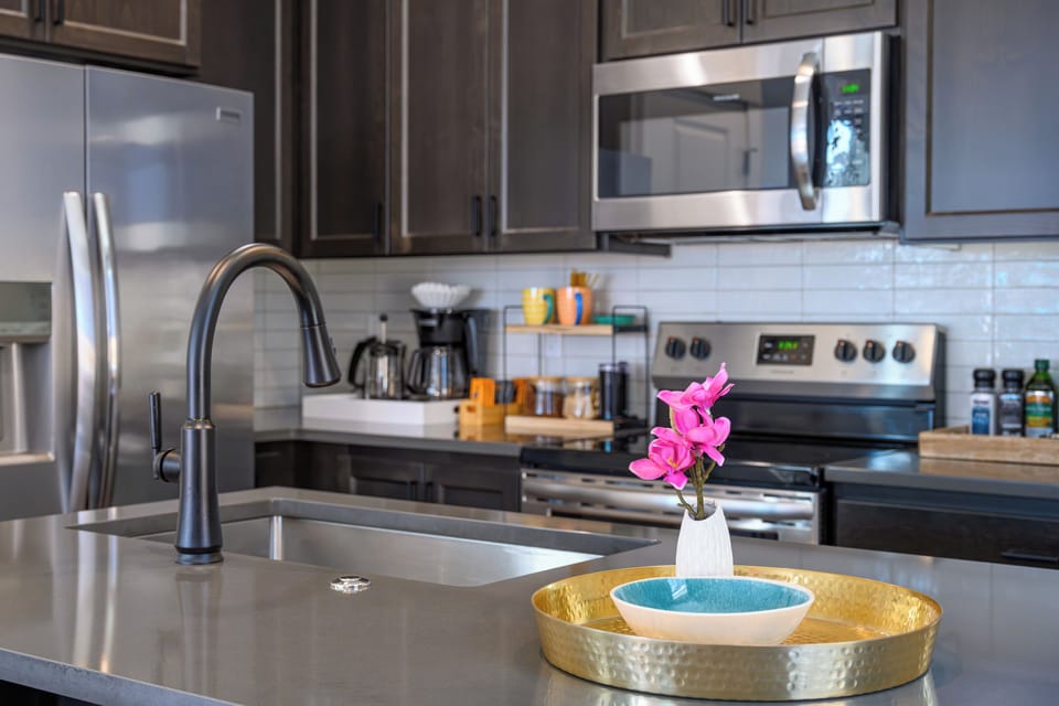 Kitchen w/ Island | Eating Bar | Fully Stocked | Olive Oil | Vinegar | Spices | Fresh Roast Coffee