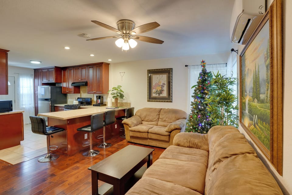 Living Room | Smart TV | Free WiFi | Single-Story Home