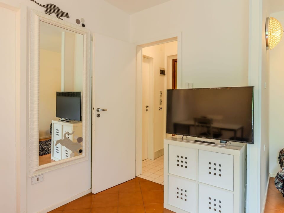 Cabinetry, Furniture, Building, Television, Drawer, Mirror, Wood, Home Appliance, Living Room, Interior Design