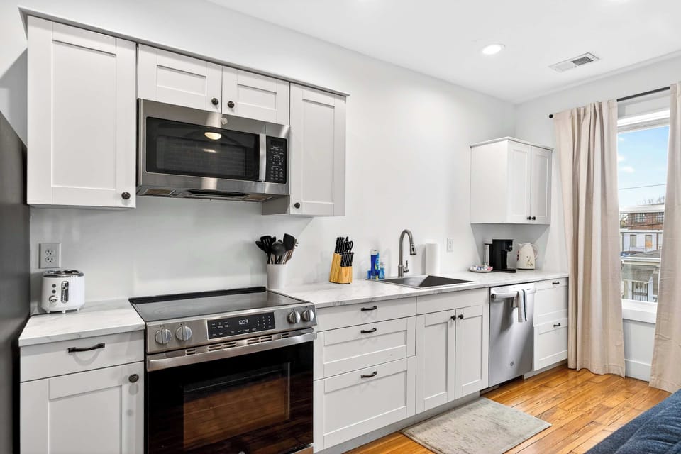 Kitchen: Kitchen: Fully equipped kitchen with a welcoming feel.