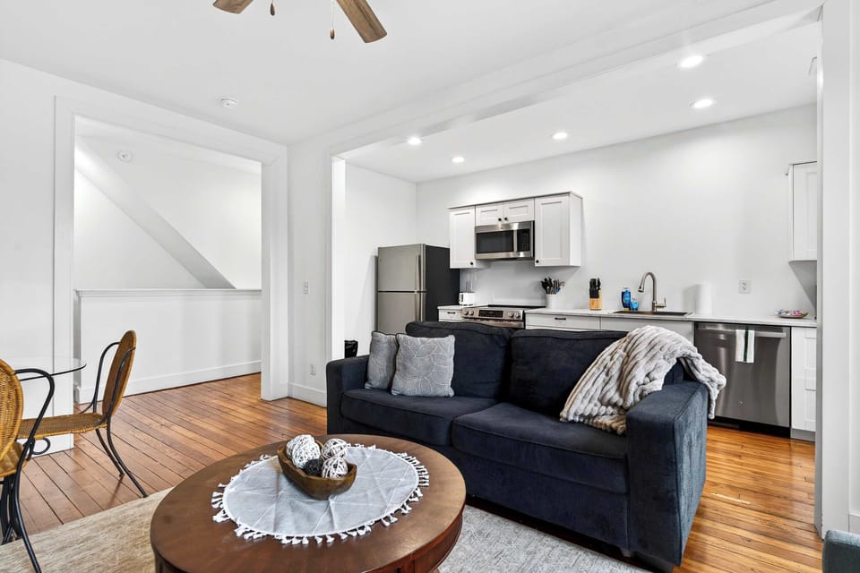 Living room: Light-filled living room with calm, relaxing energy for a comfortable stay!