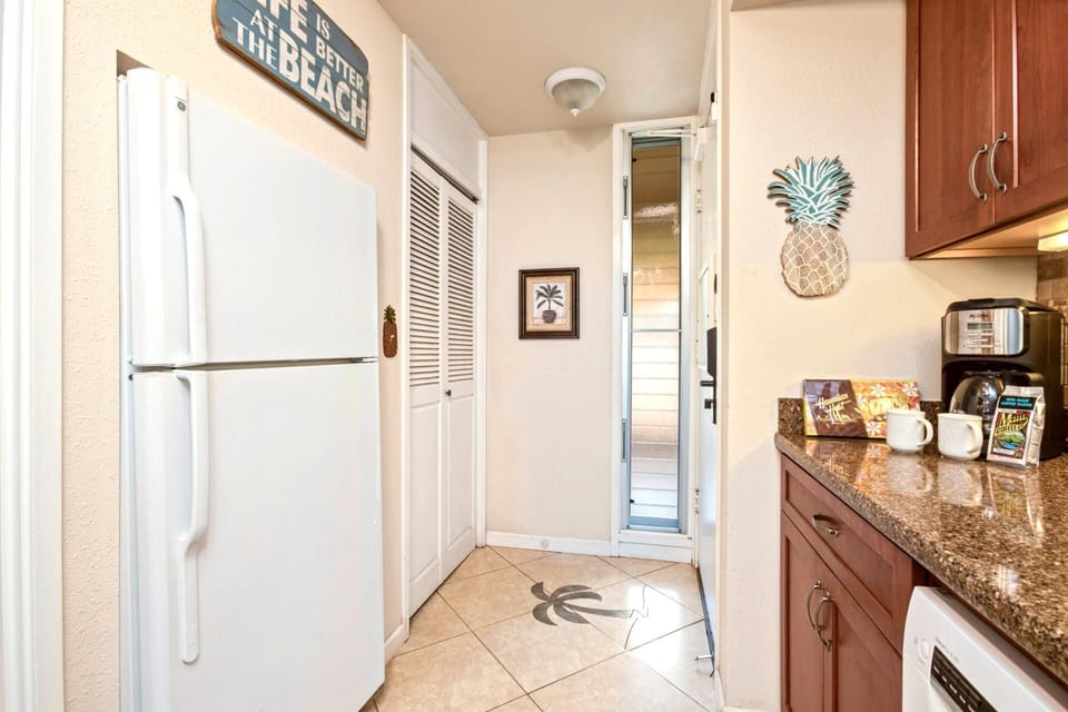 From coffee to cocktails, this cozy nook of cabinetry and countertop is your new happy place in paradise