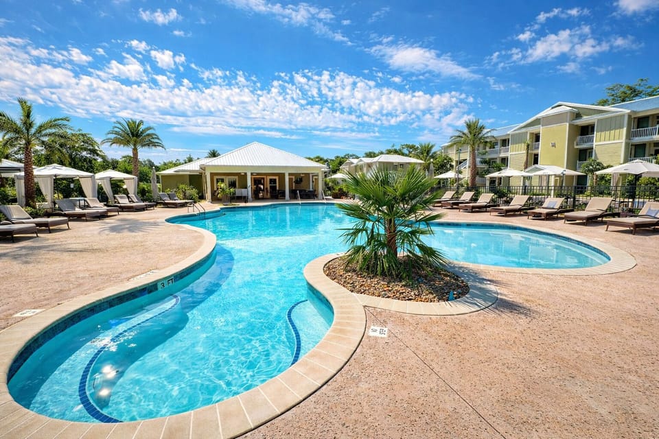 Resort style pool-50 step from your front door!