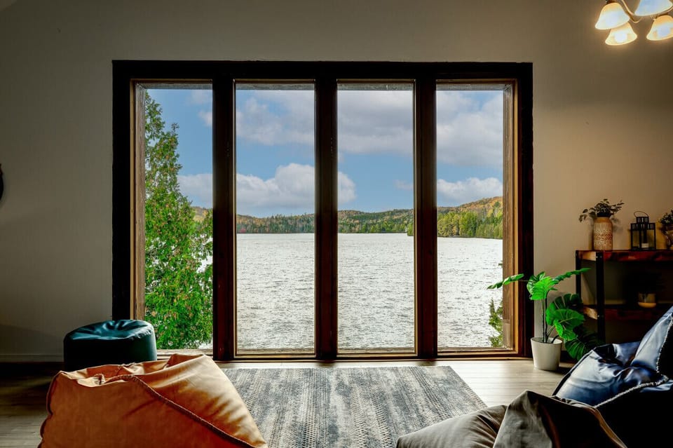 Salle de relaxation avec vue sur le lac