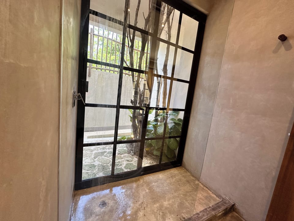 Full Bathroom Private bathroom with all amenities. (1)