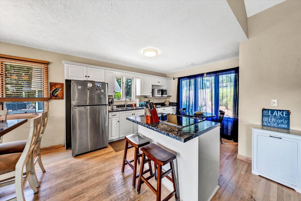 The open layout of the kitchen ensures you can cook and entertain effortlessly.