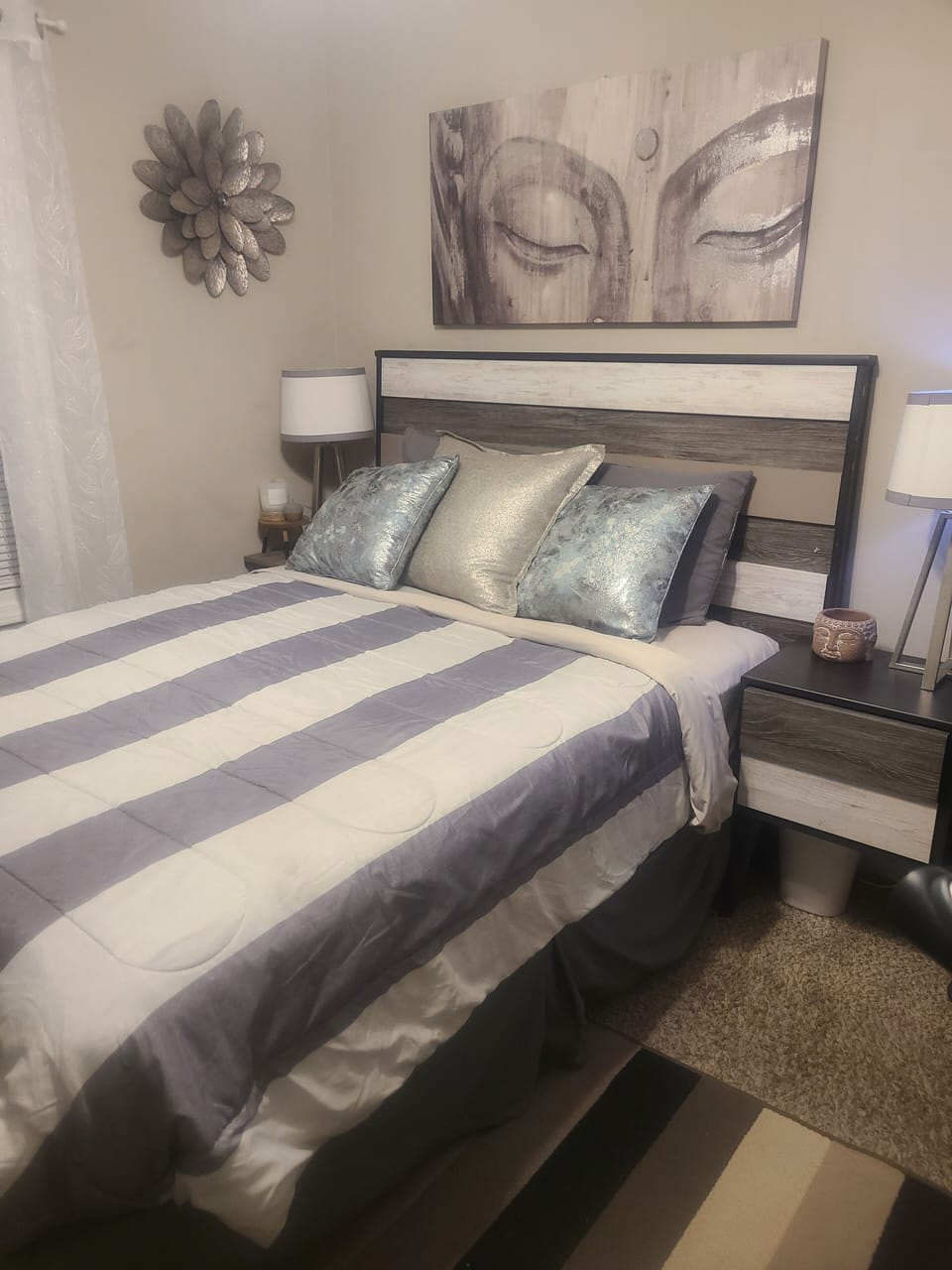 Bedroom 1, Queen bed