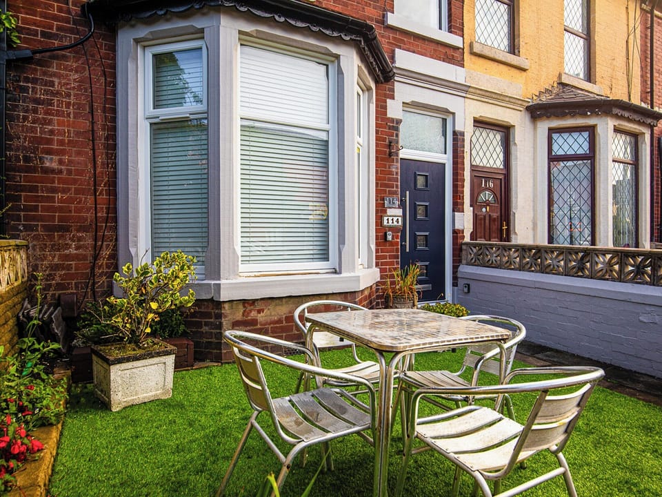 Sitting-out-area | Sunnyside House, Blackpool