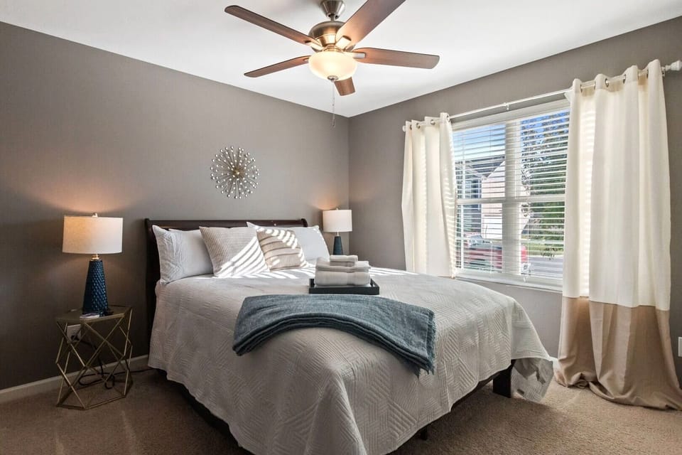 Bedroom 1 - Queen Bed