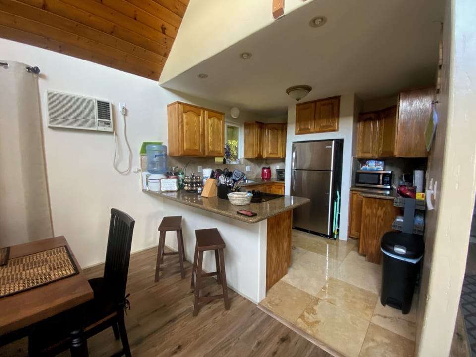 Full kitchen and Dinning room w/breakfast bar