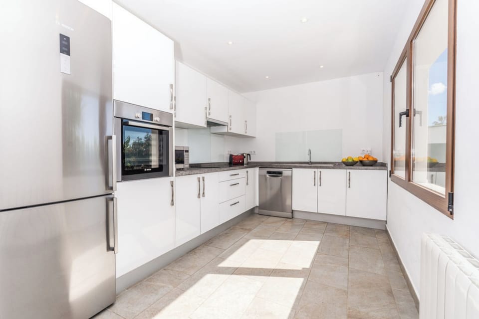 Fully fitted kitchen 