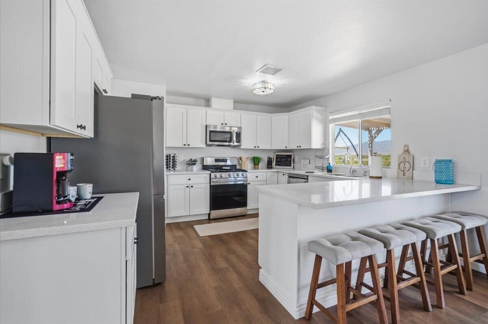 Fully stocked kitchen with bar seating for 4