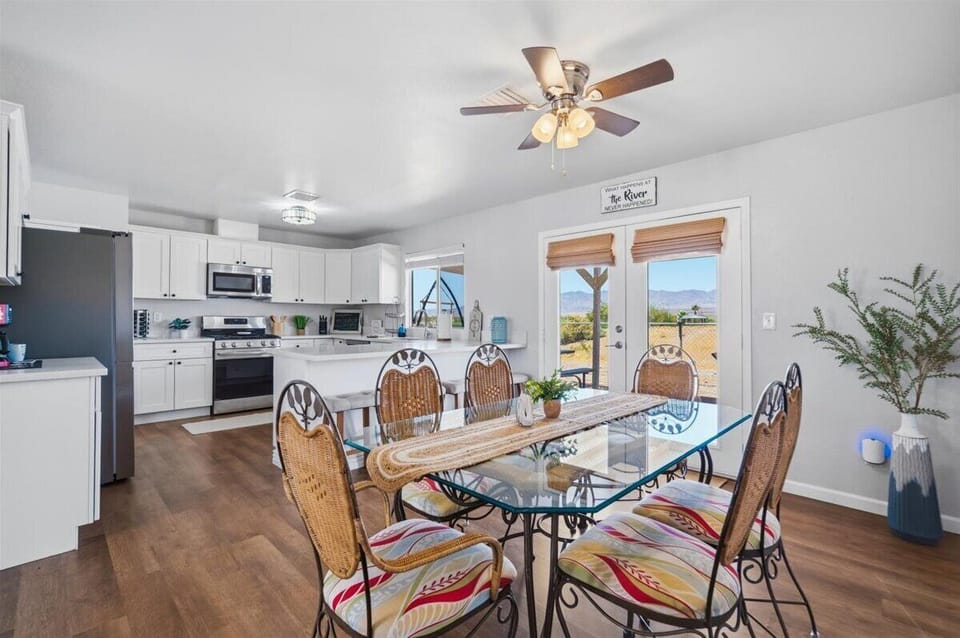 Dining area with seating for 6