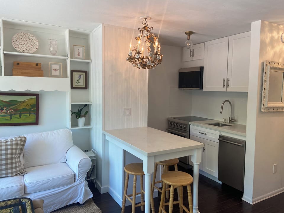 Kitchen & Dining