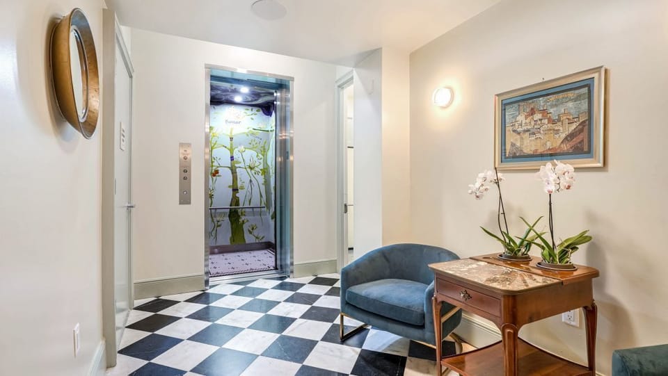 Your practical entrance: bold floors, eye-catching elevator.