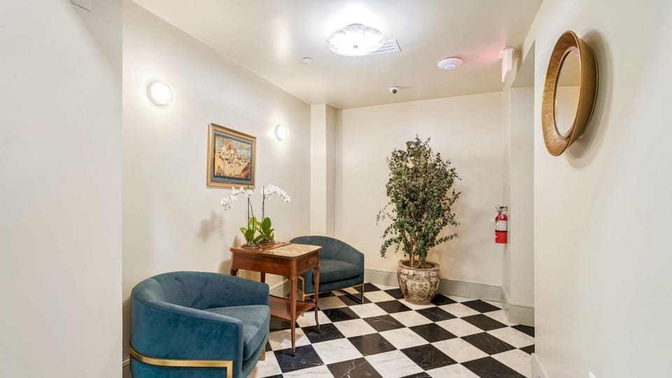 Step into a lively welcome. Your NOLA adventure kicks off right here.