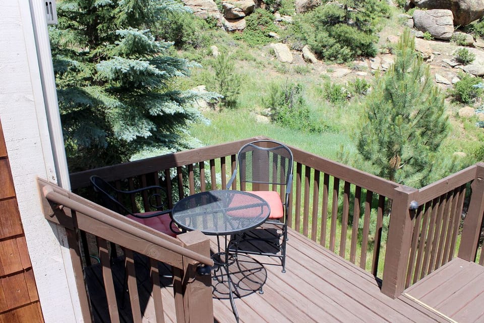 Deck w/Table & Chairs