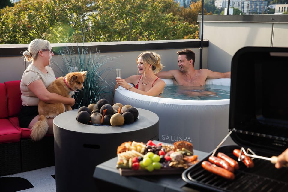 Elevate your stay: Rooftop hot tub, BBQ, lounge.