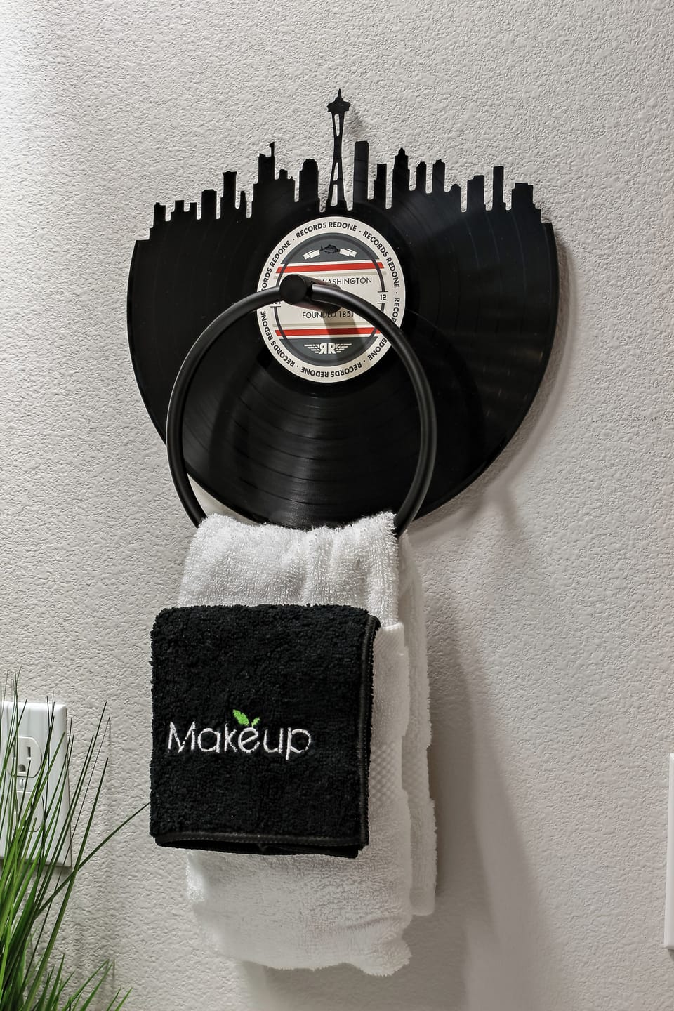 A classic twist for storing your make-up and towels. 🎶🛁