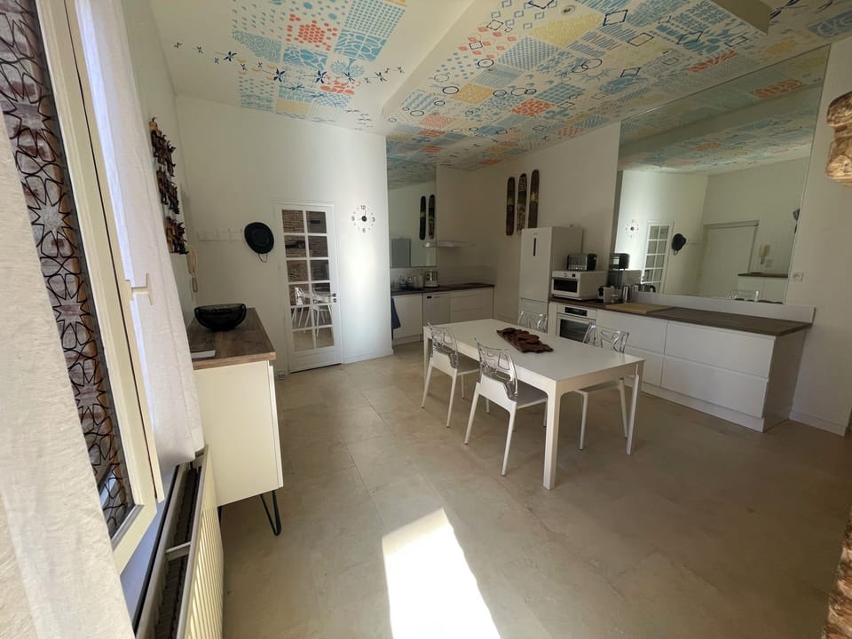 salle à manger avec fresques au plafond