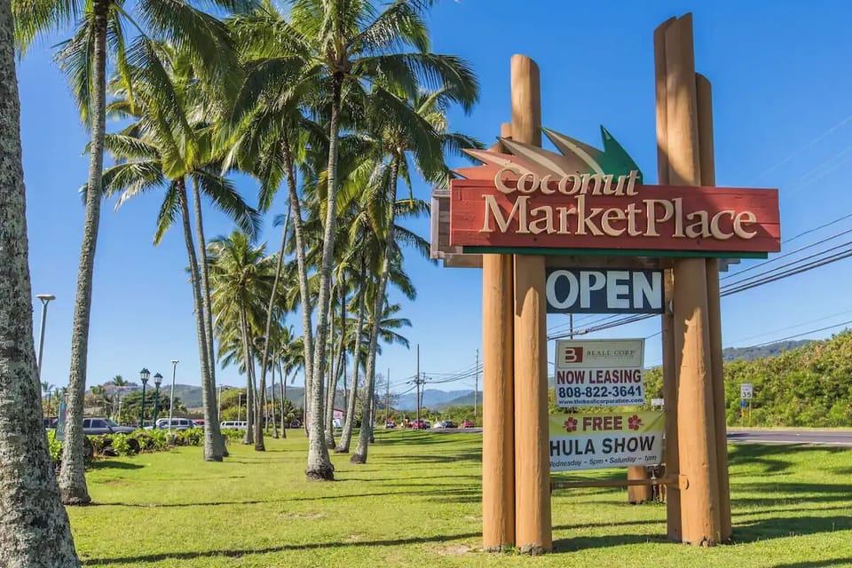 Walking distance Coconut Marketplace- a great place to eat and shop!