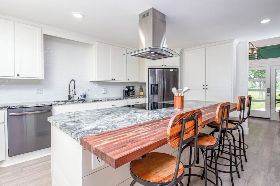 Kitchen with 4 barstools