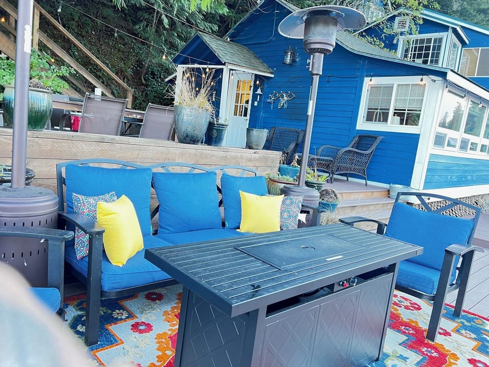 Outdoor entertainment seating with gas fire table