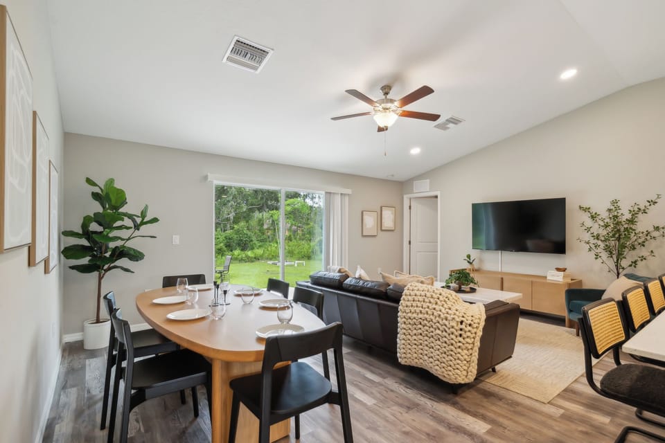 Inviting dining Room that seats 6, close to the kitchen and living room