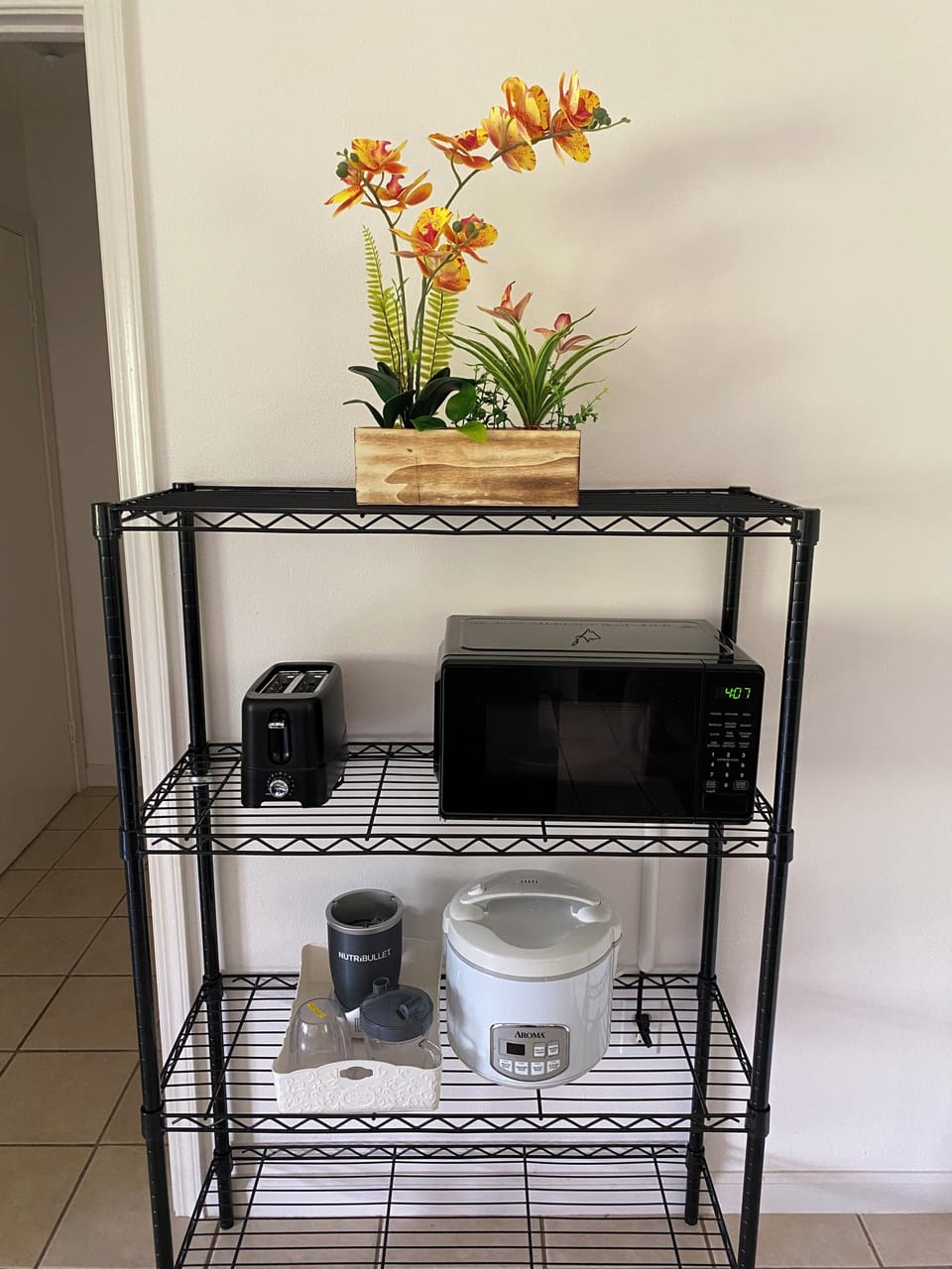 Micorwave, Rice cooker, Toaster, Blender and Crockpot.
