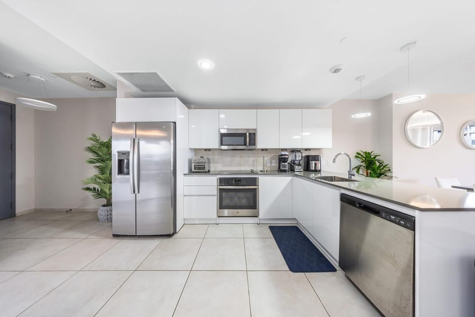 Eagle Beach Modern 2BR2BA Beachfront Condo w/ Pool (23459)